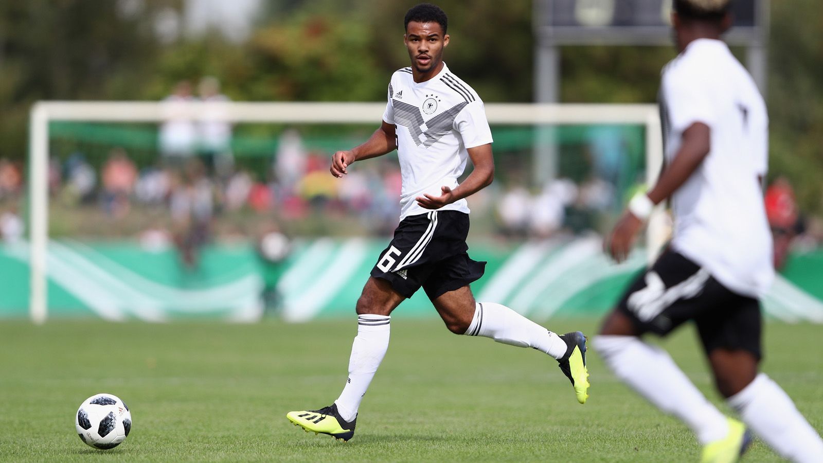 
                <strong>Jean-Manuel Mbom</strong><br>
                Position: MittelfeldAlter: 19 JahreVerein: Werder BremenU19-Länderspiele: 5/0 ToreProfispiele: Noch keine Bundesliga- oder Zweitligaspiele
              