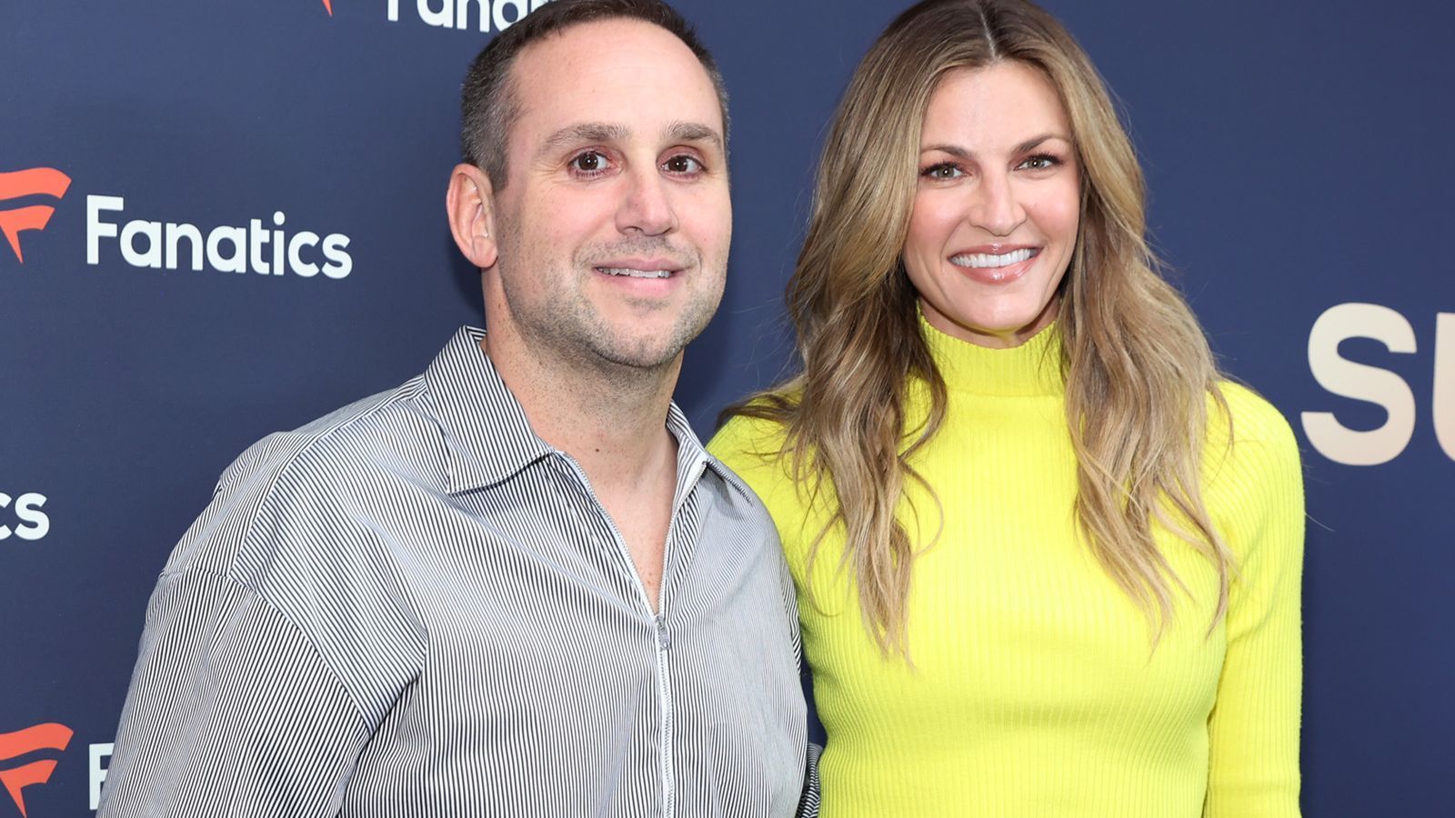 
                <strong>Michael Rubin</strong><br>
                Michael Rubin (mit Sportreporterin Erin Andrews) wurde ebenfalls als potenzieller Kandidat für die Chelsea-Übernahme gehandelt. Öffentlich erklärt hat er sein Interesse nicht, aber mit seiner Firma "Fanatics" hat er so viel Geld gemacht, dass er die kolportierte Kaufsumme locker hätte aufbringen können. Rubin ist bereits Teilhaber des NBA-Team Philadelphia 76ers und des NHL-Teams New Jersey Devils.
              