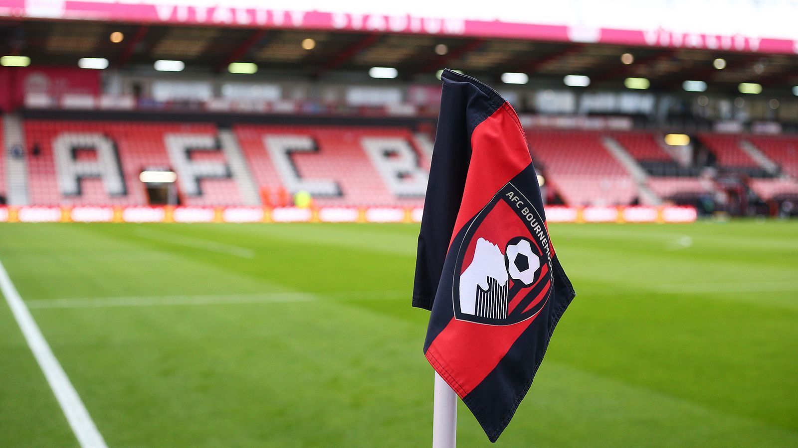 
                <strong>AFC Bournemouth</strong><br>
                Auch Bournemouth erhöht die Preise – je nach Kategorie unterscheidet sich der Anstieg aber. Der Verein gibt an, dass für etwa 75 Prozent der Fans die Erhöhung nur acht Prozent betragen würde. Ein Erwachsener zahlt nun umgerechnet ab 695 Euro aufwärts – die teuerste Kategorie kostet in der kommenden Saison 1200 Euro. Zum Vergleich: In der vergangenen Saison lag die Preisrange bei 624 bis 1078 Euro.
              