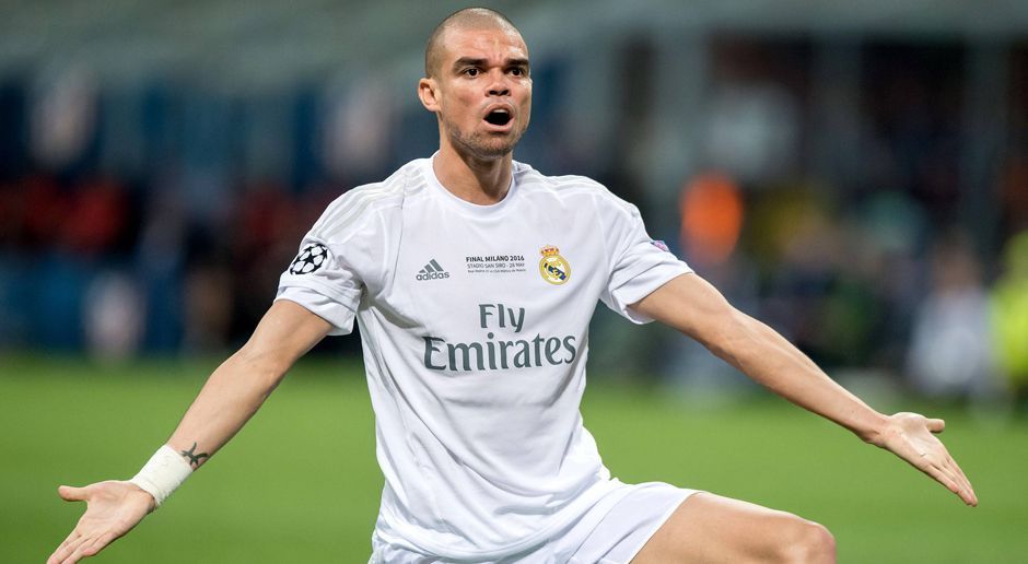 
                <strong>Pepe (Real Madrid)</strong><br>
                Pepe (Real Madrid): In der ersten Halbzeit wirkt der 33-Jährige absolut souverän, der Eindruck ändert sich zu Beginn der zweiten Hälfte aber schlagartig: Pepe verursacht nur eine Minute nach dem Wiederanpfiff den Elfmeter und beweist nach einem harmlosen Foul von Filipe Luis in der 74. Minute all seine schauspielerischen Fähigkeiten. ran-Note: 4
              