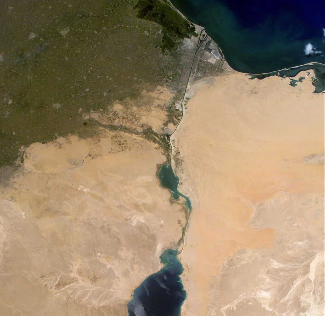 Für Ägypten ist der Suezkanal, den du hier auf einem Satellitenbild siehst, auch aus wirtschaftlicher Sicht von Bedeutung: Er ist eine der wichtigsten Einnahmequellen.