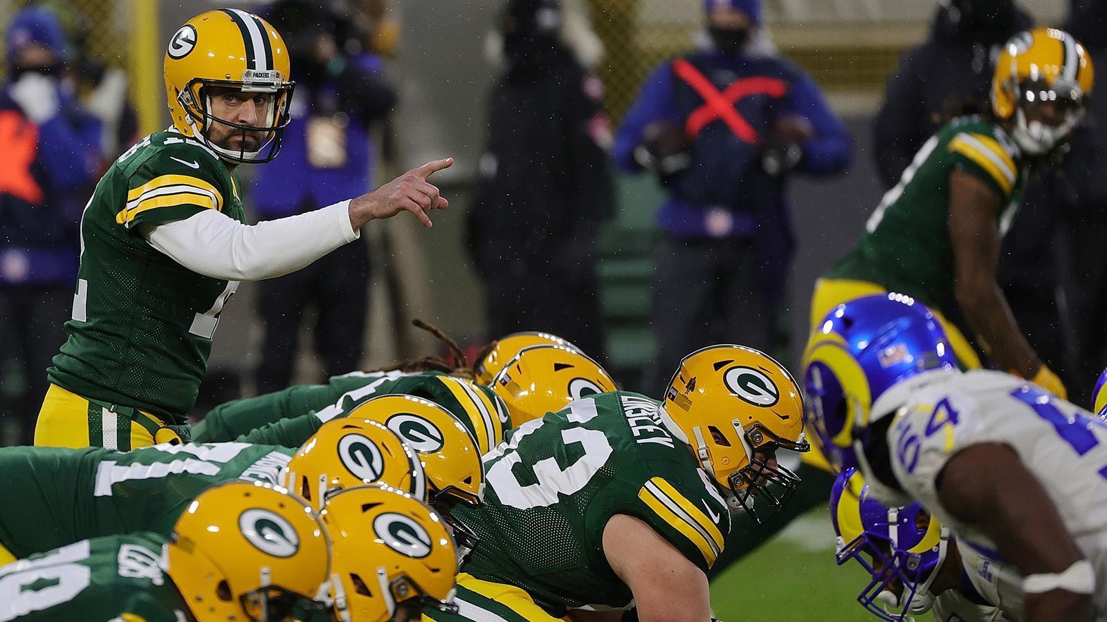 
                <strong>Gewinner: Aaron Rodgers</strong><br>
                Vor der Saison wusste niemand so richtig, wohin der Weg von Aaron Rodgers führen würde. Die Green Bay Packers hatten im Draft Jordan Love geholt, es wurde darüber spekuliert, ob bereits das Karriereende des Quarterbacks vorbereitet wird. Ein paar Monate später kann man nun sicher sagen, dass Rodgers noch lange nicht am Ende ist. Mit zwei Touchdown-Pässen und 296 Passing Yards zeigte der 37-Jährige in der Divisional Round gegen die Los Angeles Rams eine großartige Leistung. Die ganze Saison über schon hat Rodgers im Stile eines großartigen Game-Managers alles im Griff, er verteilt die Bälle, kontrolliert die Uhr und ist sich nicht zu schade, den Ball an die Running Backs abzugeben. Rodgers und die Packers sind ein ganz heißer Kandidat für den Super Bowl.
              