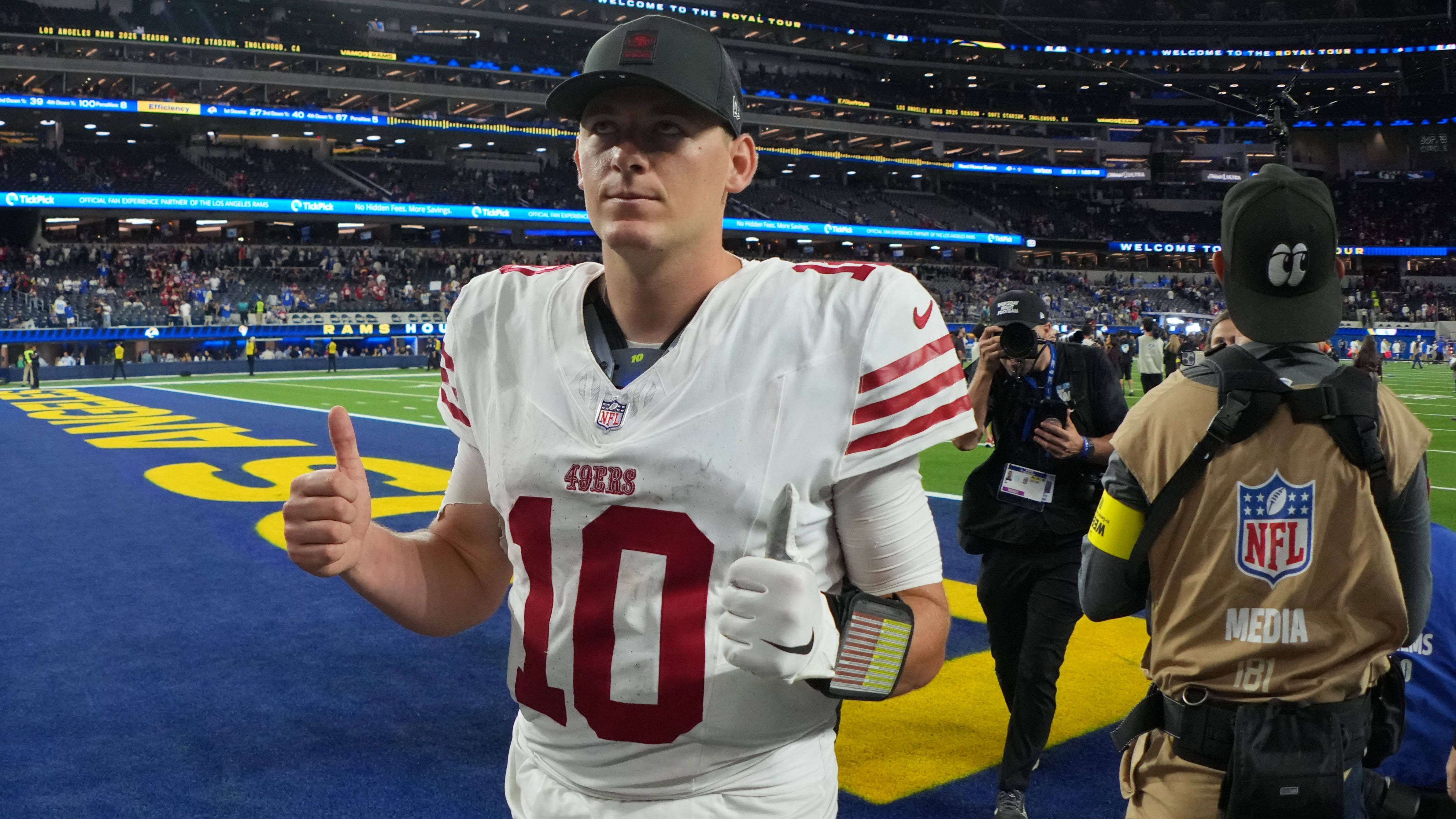 <strong>Platz 5: San Francisco 49ers (Vorwoche: 14)</strong><br>Was für eine Erfolgsgeschichte - und was für ein Sprung nach oben! Brock Purdy verletzt, George Kittle verletzt, Nick Bosa verletzt - alles, aber wirklich alles deutete wieder auf eine bittere Saison hin. Die Realität ist aber eine andere. Das 26:23 gegen die Los Angeles Rams nach Overtime war bereits der vierte Saisonsieg für die Niners, vor allem Backup-Quarterback Mac Jones liefert und liefert.