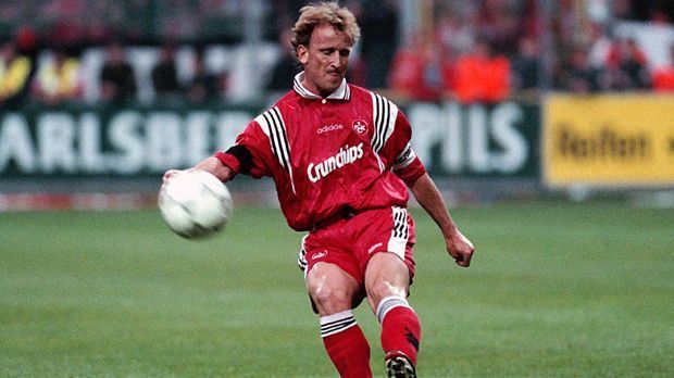 
                <strong>Andreas Brehme (1. FC Kaiserslautern)</strong><br>
                Drei Jahre nachdem Weltmeister Andreas Brehme nach Kaiserslautern wechselte, stieg er mit den Pfälzern im Sommer 1996 ab und musste vor laufenden Kameras von Freund Rudi Völler getröstet werden, der wiederum am allerletzten Spieltag mit Leverkusen den Klassenerhalt schaffte. Doch der damals 35-jährige Brehme wollte so nicht aufhören, blieb in der 2. Bundesliga an Bord. Der Routinier führte die Betzenberg-Kicker zurück ins Oberhaus und war dann beim wohl bis heute sensationellsten Titel der Bundesliga-Historie dabei: Kaiserslautern wurde 1998 als Aufsteiger deutscher Meister - danach trat Brehme von der Fußball-Bühne ab. Aktuell steht der FCK sogar vor dem Absturz in die 3. Liga.
              