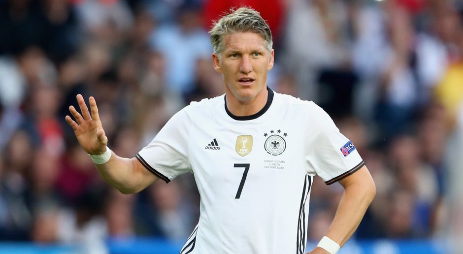 
                <strong>Bastian Schweinsteiger (Rekordspieler Großturniere)</strong><br>
                Der ewige Schweinsteiger: Bastian Schweinsteiger hat im EM-Halbfinale gegen Frankreich sein 38. Spiel bei einem großen Turnier bestritten und damit für einen Rekord gesorgt. Der 31-Jährige kommt auf 20 Einsätze bei Europameisterschaften und 18 bei Weltmeisterschaften. Schweinsteiger liegt damit vor Miroslav Klose (37 Einsätze) sowie Lothar Matthäus und dem Italiener Paolo Maldini (je 36).
              