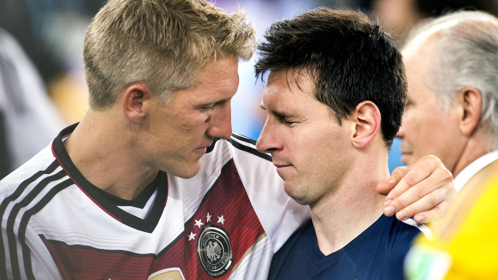 
                <strong>Schweinsteiger mit Messi</strong><br>
                ... Weltfußballer Lionel Messi: Schweinsteiger demonstriert nach Siegen öffentlich seinen Respekt für die Unterlegenen.
              