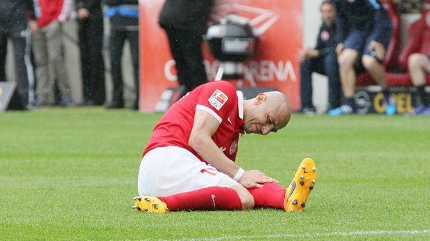 
                <strong>Elkin Soto (1. FSV Mainz 05)</strong><br>
                Elkin Soto (1. FSV Mainz 05): Die Verletzung von Elkin Soto schockt in der vergangenen Saison alle Zuschauer: Er reißt sich vor laufenden Kameras nach einem Foul das vordere Kreuzband. Wie der Verein Ende Januar bekannt gibt läuft der Heilungsverlauf bisher zufriedenstellend. Derzeitig befindet sich Soto im Lauftraining, das Mannschaftstraining rückt in greifbare nähe.
              