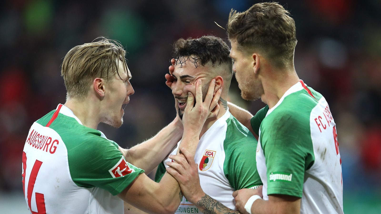 
                <strong>14. FC Augsburg (27 Punkte)</strong><br>
                Die Formkurve des FC Augsburg zeigt steil nach unten: Die Fuggerstädter holten nur einen Punkt aus den vergangenen fünf Spielen und sind so nach einer soliden Hinrunde im Abstiegskampf. Im Restprogramm warten mit Mainz und Düsseldorf noch zwei direkte Konkurrenten, die Augsburg das Leben richtig schwer werden machen.
              