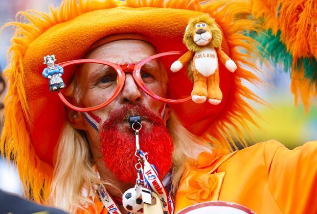 
                <strong>Es lebe Oranje!</strong><br>
                Dieser Holland-Fan hat sich ganz besonders hergerichtet vor dem WM-Halbfinale gegen Argentinien. Hat wohl nichts genützt: Seine Mannschaft verlor mit 4:2 nach Elfmeterschießen. 
              