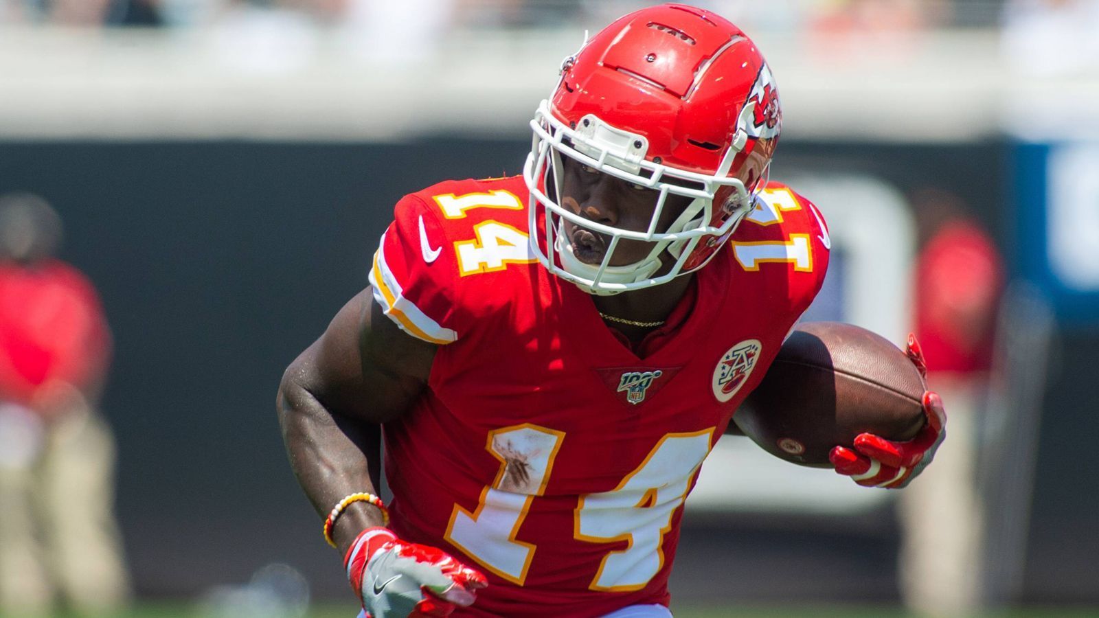 
                <strong>Wide Receiver: Sammy Watkins</strong><br>
                Sagenhafter Auftritt von Sammy Watkins gegen die Jacksonville Jaguars. Der 26-Jährige Receiver der Kansas City Chiefs harmonierte mit Quarterback Patrick Mahomes nach Belieben und fing neun Pässe für 198 Receiving Yards und drei Receiving Touchdowns.Gesamtpunktzahl: 37
              