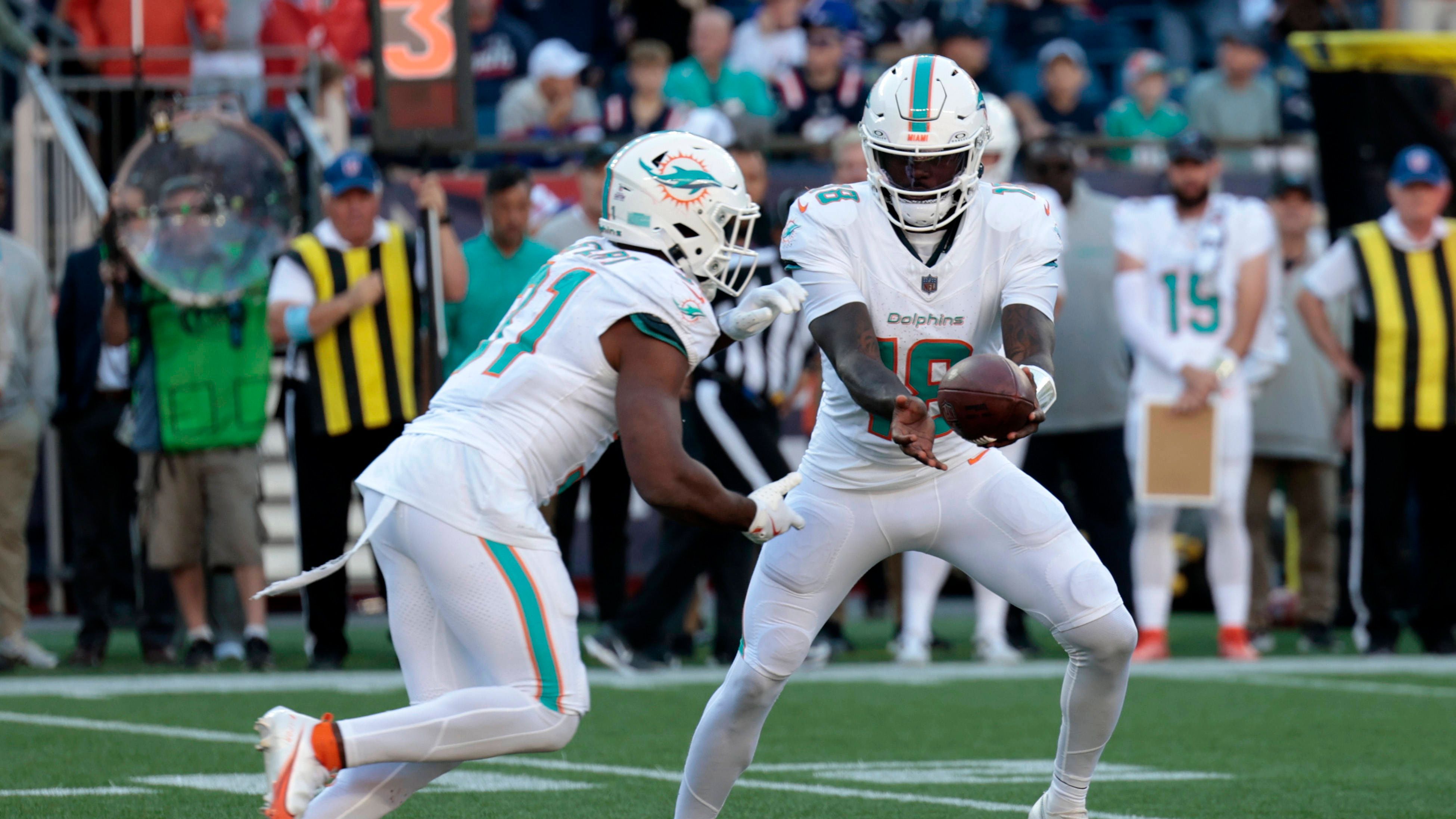 <strong>Platz 31: Tyler Huntley (Miami Dolphins)</strong><br>Vier verschiedene Quarterbacks warfen diese Saison bereits den Football für die Miami Dolphins durch die Luft.... oder versuchten es zumindest. Aktuell dirigiert Tyler Huntley die Offensive. Bisher konnte die Neuverpflichtung aber noch nicht wirklich Fuß fassen. Vielleicht benötigt Huntley noch etwas Eingewöhnungszeit.