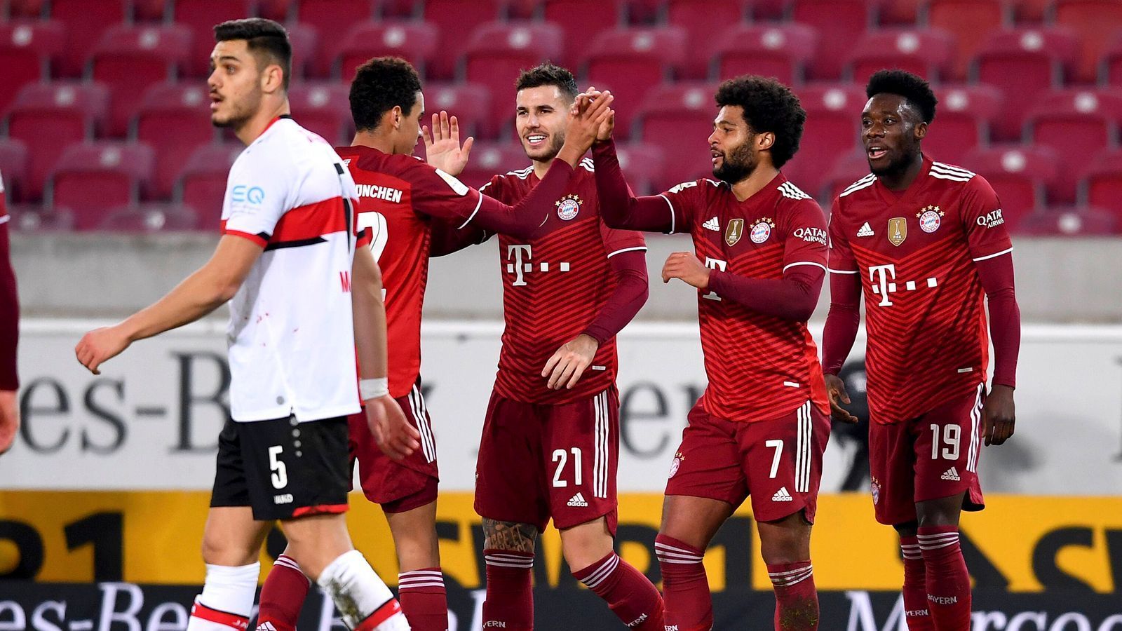 
                <strong>Spätes Bayern-Spektakel gegen Stuttgart</strong><br>
                Der FC Bayern München schießt den VfB Stuttgart mit 0:5 aus dessen Stadion. Dabei schlugen sich die Gastgeber lange Zeit wacker. Doch mit Lewandowskis 3:0 brachen alle Dämme. Mann des Spiels war aber Serge Gnabry. Die Noten der Bayern-Stars. Am Freitag zeigen wir das Spiel FC Bayern München gegen VfL Wolfsburg live im Free-TV! Ab 19 Uhr live in SAT.1 und auf ran.de
              