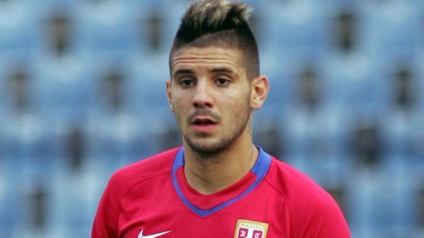 
                <strong>Aleksandar Mitrovic (2013)</strong><br>
                Aleksandar Mitrovic - Serbien/Newcastle United: Eine Schlüsselrolle beim serbischen U19-Erfolg im Jahr 2013 spielte Aleksandar Mitrovic, der allein durch seine Physis und Cleverness beeindruckte. Über den RSC Anderlecht fand der Stürmer seinen Weg in die Premier League zu Newcastle United. Den Abstieg der "Magpies" konnte der Serbe aber nicht verhindern.
              