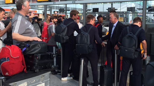 
                <strong>Der FC Bayern auf China-Tour</strong><br>
                Dass da auch ja alles mit rechten Dingen zugeht. Vorstandsboss Karl-Heinz Rummenigge überzeugt sich höchstpersönlich vom ordnungsgemäßen Ablauf.
              