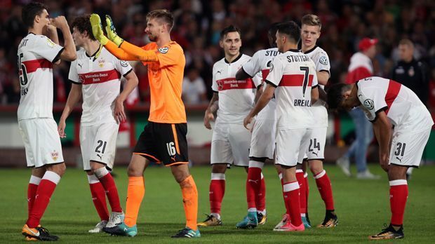 
                <strong>VfB Stuttgart</strong><br>
                Testspiele/DFB-Pokal: Von einer guten Frühform kann man beim Aufsteiger nach der Vorbereitung wahrlich nicht sprechen. Drei von sieben Testspielen verloren die Schwaben, nur zwei Mal ging der VfB als Sieger vom Feld. Die durchwachsene Bilanz setzte sich im DFB-Pokal fort. Dort musste Stuttgart beim Viertligisten Cottbus bis ins Elfmeterschießen, um weiterzukommen. Personal: Mit Holger Badstuber, Dennis Aogo und Ron-Robert Zieler hat sich der Aufsteiger prominent und routiniert verstärkt. Kurzfristig hat wohl nur Zieler einen Stammplatz. Form: Trainer Hannes Wolf hat mit seiner Elf in der Vorbereitung nur teilweise überzeugt, der Sieg im DFB-Pokal war ebenso eher schmeichelhaft. So gibt es beim VfB Stuttgart kurz vorm Liga-Start noch ganz viel Luft nach oben. ran-Check: 4 Punkte
              