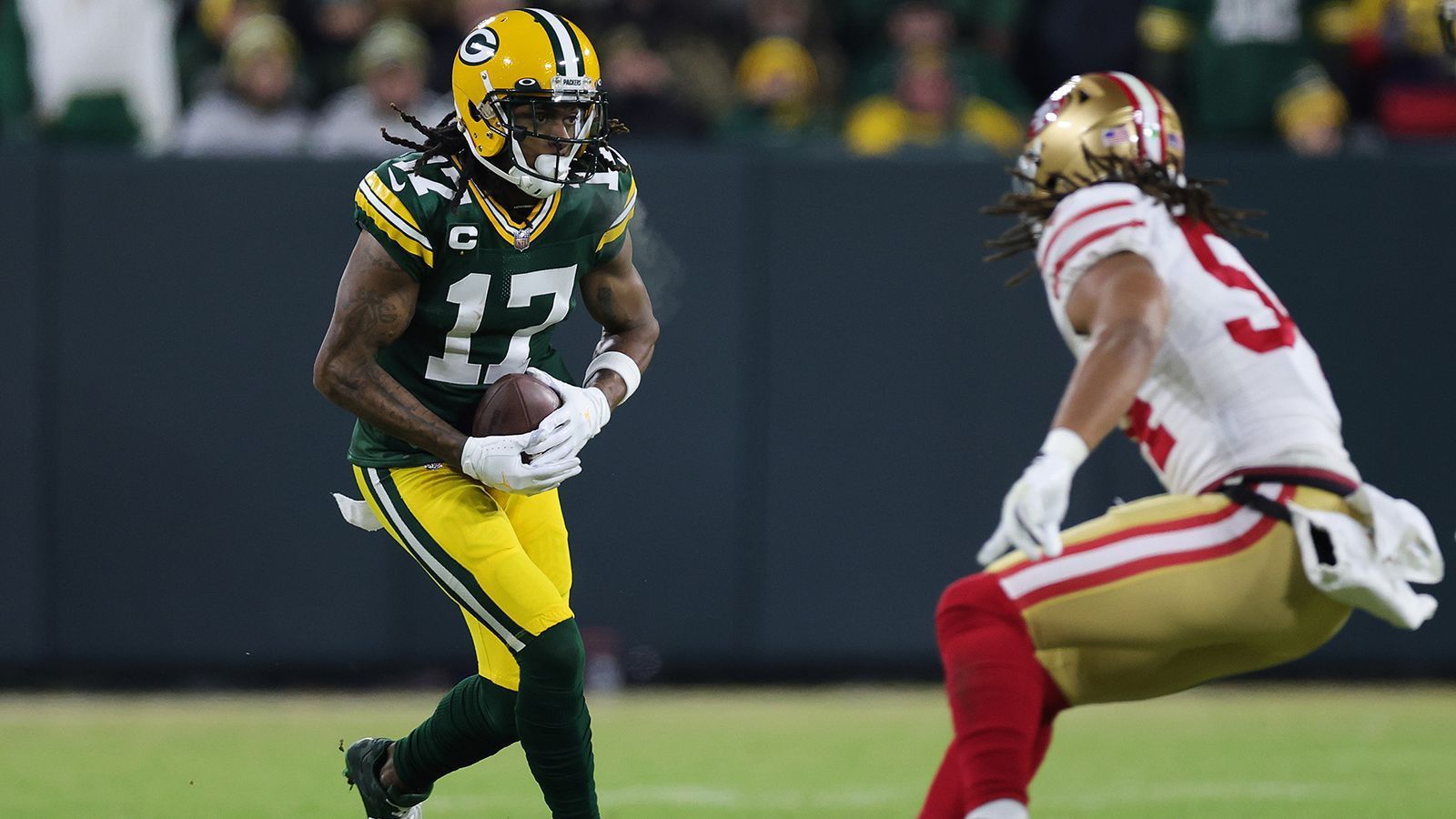 
                <strong>Green Bay Packers: Davante Adams</strong><br>
                Es reicht ein Blick auf den Statistikbogen, um die Dominanz von Davante Adams zu überblicken. Der Wide Receiver sammelte in den vergangenen zwei Spielzeiten 2.927 Receiving Yards und 29 Touchdowns. Die unnachahmliche Chemie zwischen ihm und Quarterback Aaron Rodgers und seine individuelle Klasse machen ihn zu einem der besten, wenn nicht sogar zu dem besten Receiver der Liga. 
              