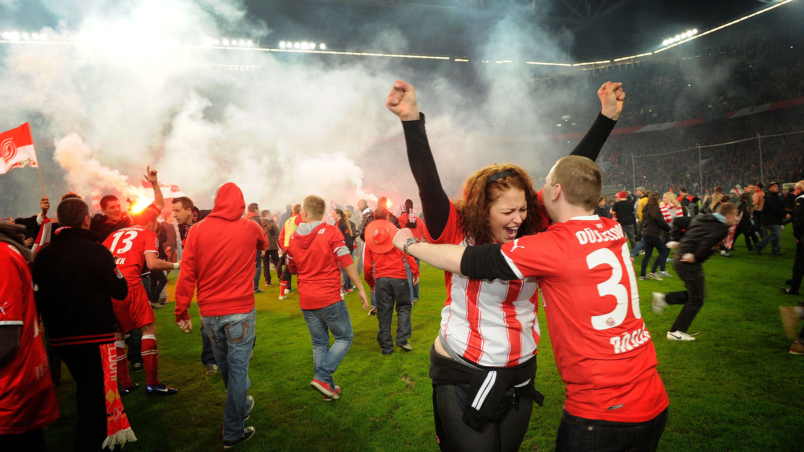 <strong>Platzsturm vor Abpfiff bei Hertha BSC - Fortuna Düsseldorf</strong><br>Rund eineinhalb Minuten vor dem offiziellen Ende waren alle Bemühungen, die Situation zu kontrollieren, zerstört. Hunderte Fortuna-Fans stürmten das Feld, zündeten Bengalos, schnitten Stücke aus dem Rasen, klauten eine Eckfahne, feierten den Aufstieg. Die Fans müssen einen Pfiff von Schiedsrichter Stark für den Abpfiff gehalten haben.&nbsp;