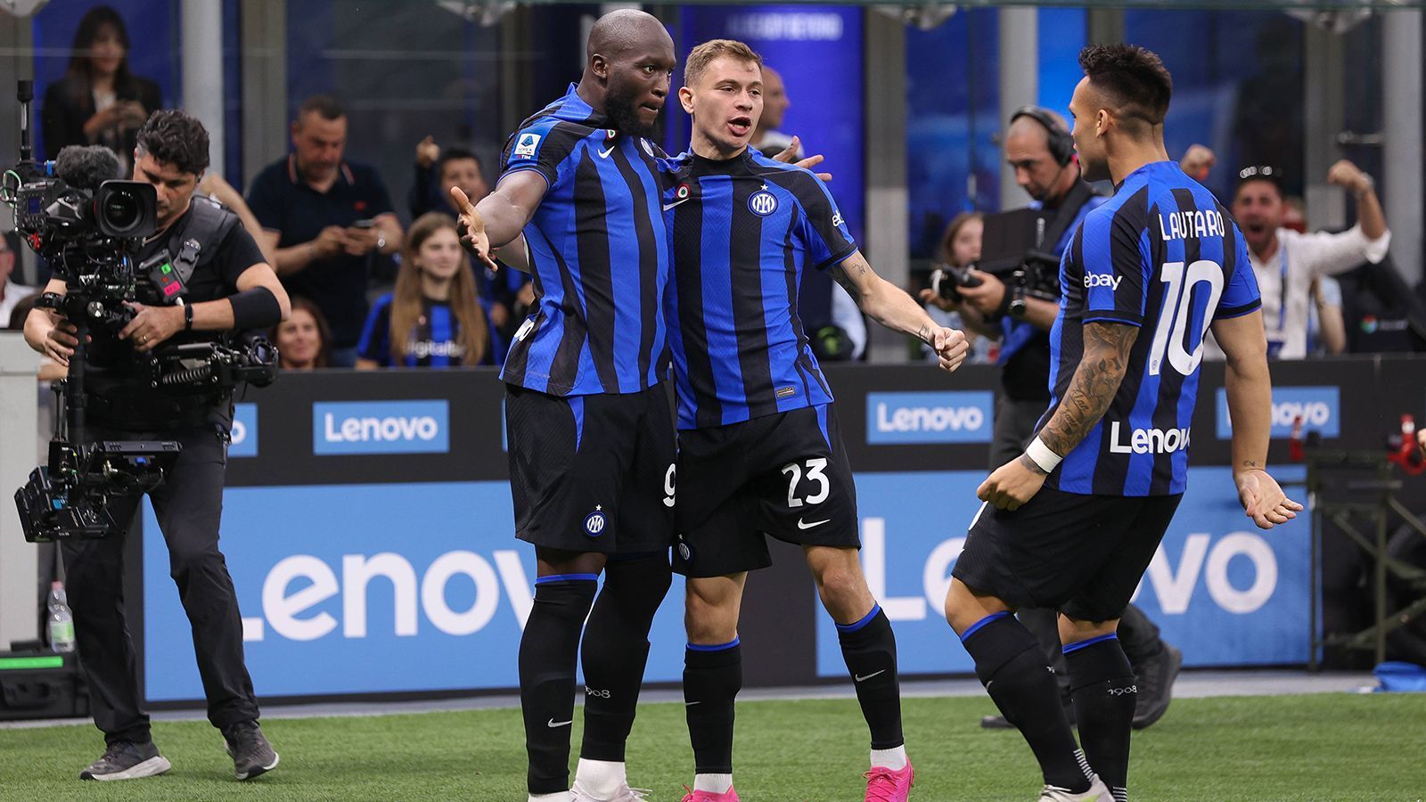 
                <strong>Inter Mailand </strong><br>
                Wechselt der Franzose zu einem möglichen Champions-League-Gewinner? Inter Mailand steht im Finale der Königsklasse und trifft dort auf Manchester City. Wie der "Corriere dello Sport" berichtet, sollen die Italiener Interesse am Verteidiger haben und wären bereit, eine Ablöse von 20 Millionen Euro zu zahlen. Pavard soll demnach ebenfalls einem Wechsel zu Inter nicht abgeneigt sein. Laut mehreren Medienberichten waren die Nerazzurri schon im Winter am Ex-Weltmeister dran, damals soll es aber ein Veto von Bayern-Seite gegeben haben.
              