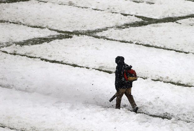 
                <strong>Freie Linien</strong><br>
                ...auch die "Greenkeeper" sind damit beschäftigt zumindest die Yard-Linien vom Schnee zu befreien. Mehr oder weniger klappt das nach einiger Zeit auch
              