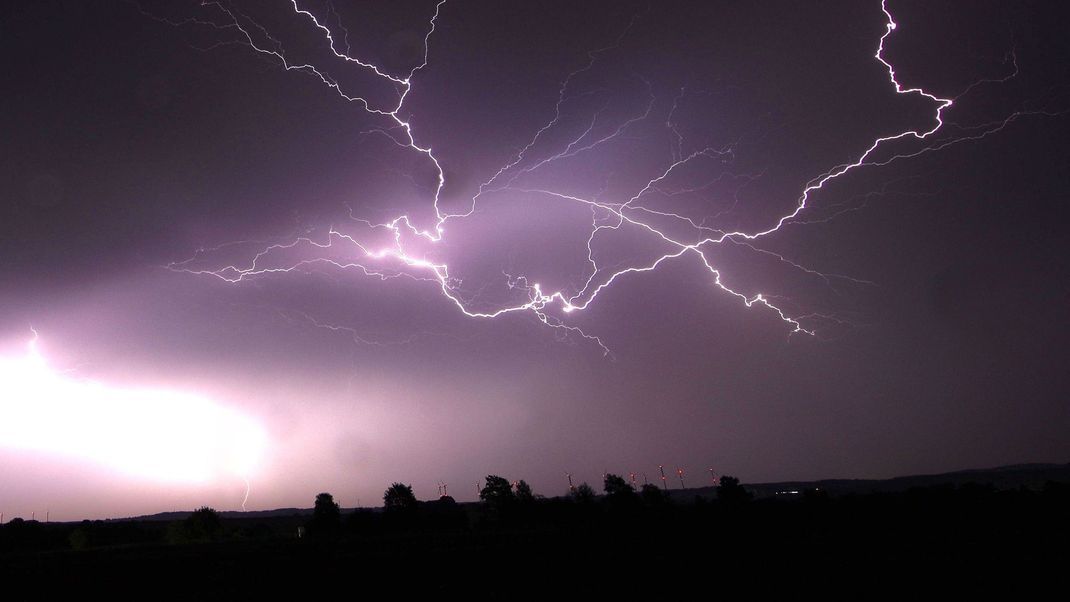 Der Deutsche Wetterdienst (DWD) warnt vor Hitze und Gewittern in Bayern.