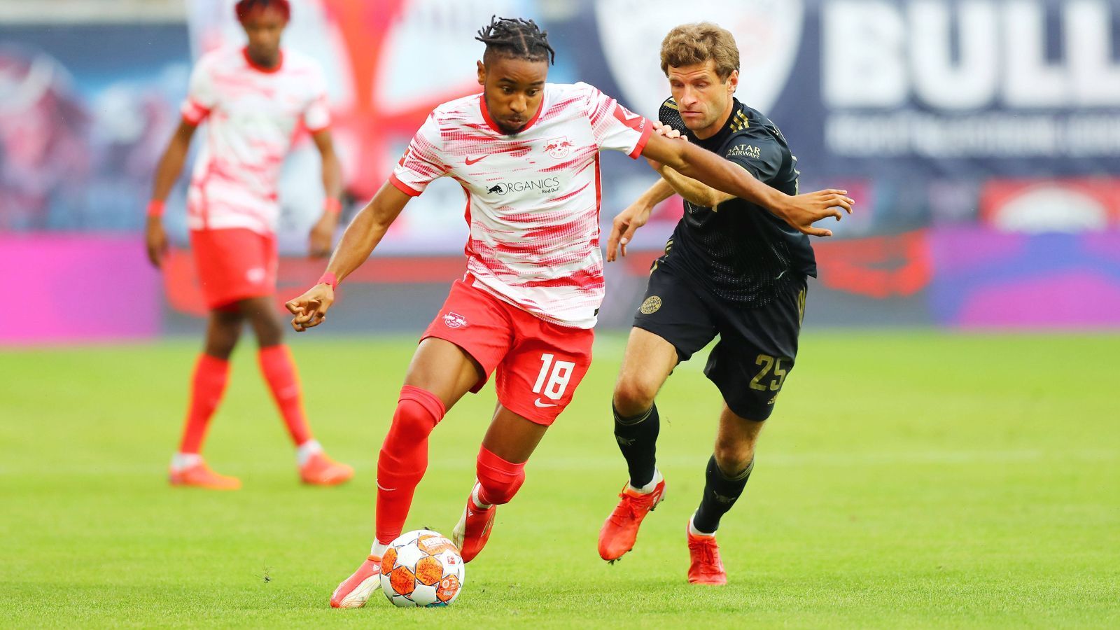 
                <strong>Christopher Nkunku (RB Leipzig)</strong><br>
                Schweres Los mit Davies auf seiner Seite. Beste Aktion in der 64., als er Silva in Szene setzen will. Der Mittelstürmer verpasst nur hauchdünn. Unglücklicher Tag. Bestes Beispiel. Bekommt beim Torschuss von Forsberg den Ball gegen den Kopf. ran-Note: 4
              