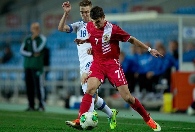 
                <strong>Gibraltar (keine EM-Teilnahme)</strong><br>
                Die große Unbekannte ist Gibraltar um Jeremy Lopez (v., hier gegen den Slowaken Erik Jendrisek). Die britische Kronkolonie ist erst seit dem 24. Mai 2013 vollwertiges UEFA-Mitglied. Im ersten offiziellen Länderspiel trotzte das Team der Slowakei im November 2013 ein 0:0 ab.
              
