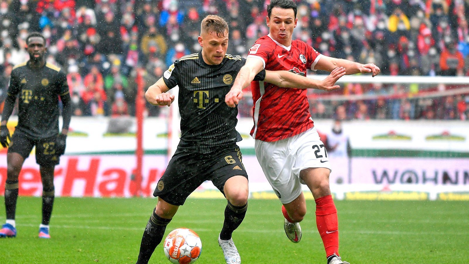 
                <strong>Joshua Kimmich</strong><br>
                Die Geburt des dritten Kindes lässt auf sich warten, weshalb Kimmich am Spieltag anreist und kurzfristig das Bayern-Spiel verstärken kann. Er wird von den Freiburgern allerdings effektiv unter Druck gesetzt, weshalb er sich nur selten einbringen kann. Defensiv aber stark, auch bei Standards. Eine davon bringt dann auch die Führung durch Leon Goretzka. ran-Note: 3
              