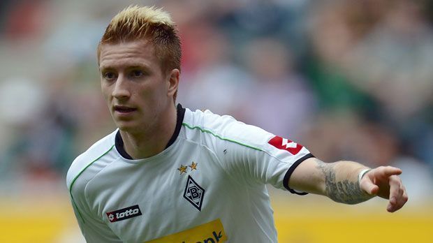 
                <strong>Marco Reus (Borussia Mönchengladbach)</strong><br>
                Marco Reus: Der deutsche Nationalspieler kommt aus der Dortmunder Jugend, ging aber 2005 ablösefrei zu Rot Weiss Ahlen. Von dort zog es Reus 2009 weiter zu Borussia Mönchengladbach - nur 800.000 Euro Ablöse bekamen die Ahlener für das heutige Mittelfeld-Ass. 2012 gab es dann für 17,1 Millionen Euro die Rückkehr zum BVB.
              