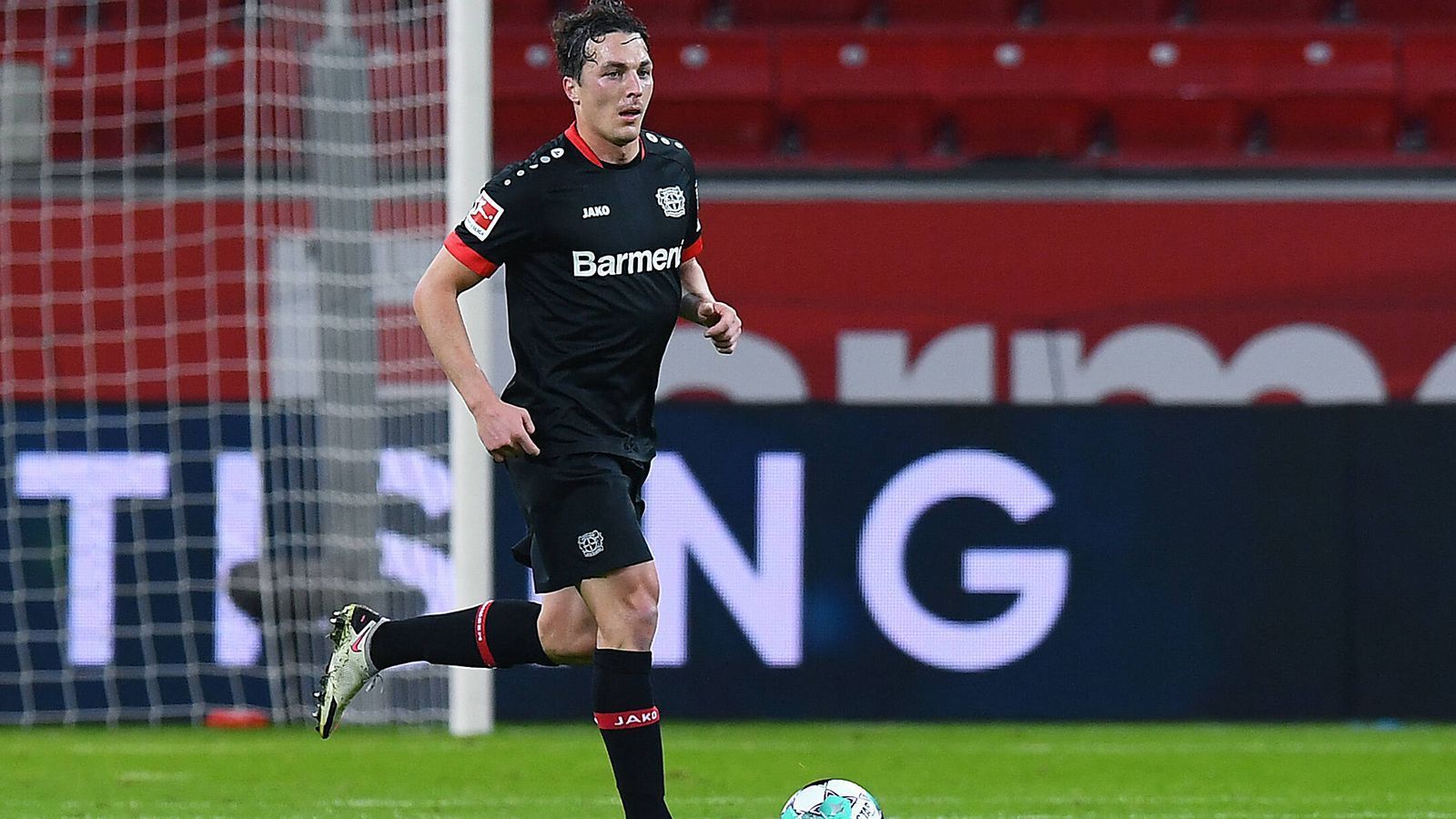 
                <strong>Julian Baumgartlinger (Bayer Leverkusen)</strong><br>
                Kurz vor Jahresende stürzten die Bayern die Werkself noch von Platz 1. Dennoch: Leverkusen spielt eine starke Saison und daran hat auch Julian Baumgartlinger seinen Anteil. Ab dem 5. Spieltag stand der Österreicher immer in der Startelf. Er ist der Fels in der Brandung und die einzig defensive Konstante in einem sehr offensiv eingestellten Mittelfeld in Leverkusen. "Ich fühle mich pudelwohl und das sieht man glaube ich auch gerade. Alles andere ergibt sich dann normalerweise von alleine", sagte der 32-Jährige kürzlich der "Rheinischen Post". Für eine Vertragsverlängerung sei es aber noch zu früh. Ganz kampflos wird Bayer seinen Felsen aber wohl nicht ziehen lassen wollen.
              