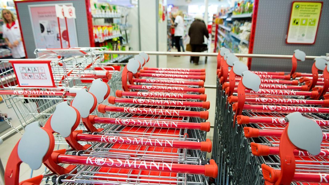 Eine Lupe am Einkaufswagen soll dir bei Rossmann dabei helfen, besonders kleine Beschriftungen auf den Produkten lesen zu können.