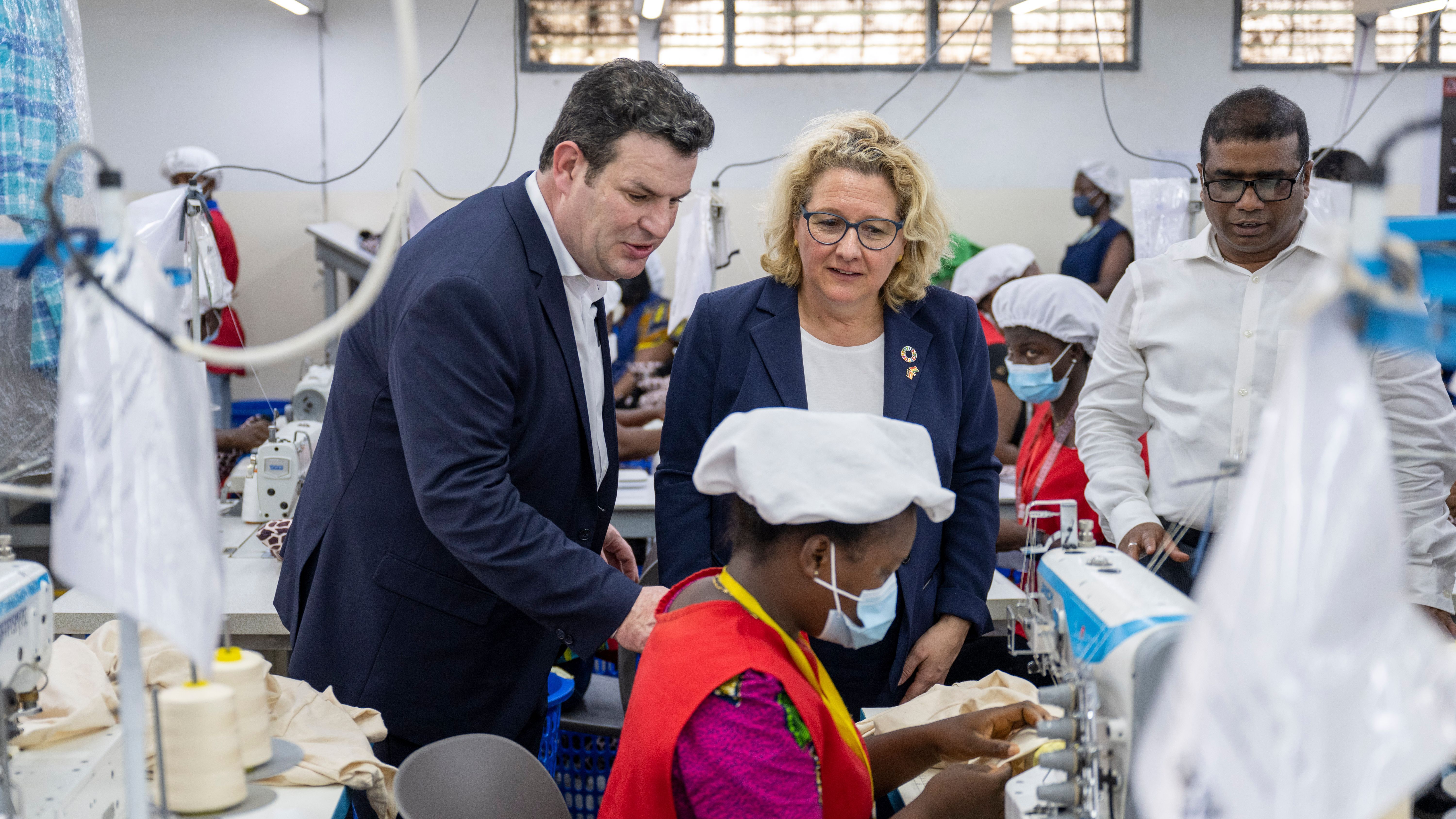 Während ihrer Reise nach Westafrika statten Hubertus Heil (SPD, l) Bundesminister für Arbeit und Soziales und Svenja Schulze (SPD, m) Bundesministerin für wirtschaftliche Zusammenarbeit und Entwicklung der KAD Textilfabrik einen Besuch ab.