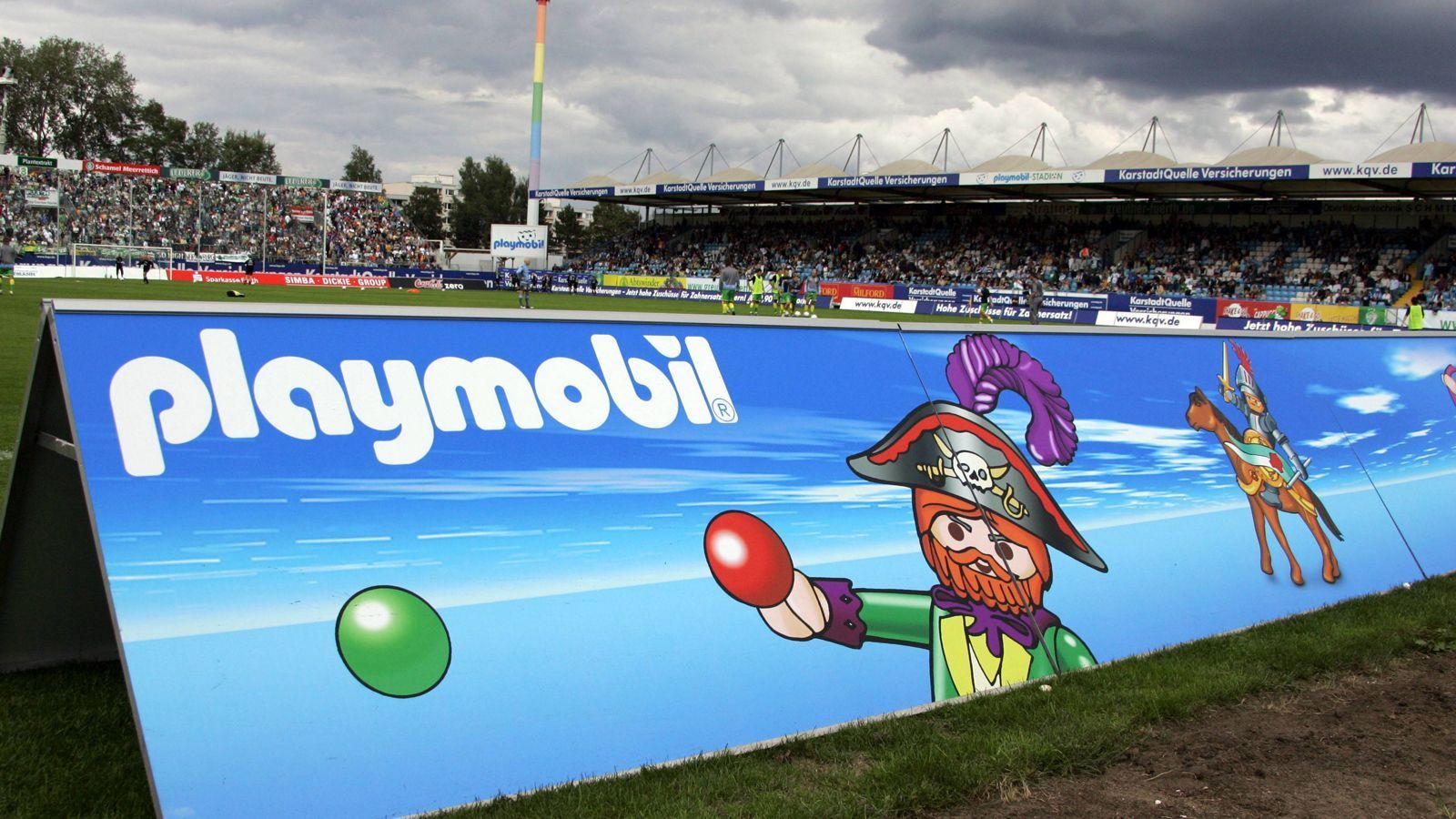 
                <strong>Playmobil-Stadion (1997-2010, Fürth)</strong><br>
                Playmobil-Stadion (1997-2010, Fürth): Ganz vorne dabei bei skurrilen Stadionnamen: die SpVgg Greuther Fürth. 13 Jahre lang trug ihre Spielstätte den Namen "Playmobil-Stadion", bevor sie zur nicht weniger niedlichen "Trolli-Arena" wurde. Seit Mitte 2014 ist der Spaß vorbei: Zwischen 2014 und 2016 spielten die Grün-Weißen im Stadion am Laubenweg, aktuell heißt das Fürther Stadion "Sportpark Ronhof | Thomas Sommer".
              