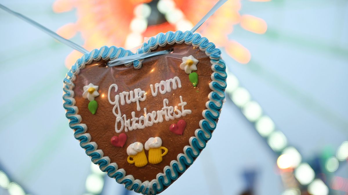 Ein Wiesn-Herz mit der Aufschrift «Gruß vom Oktoberfest» ist auf der Theresienwiese vor dem Riesenrad zu sehen.