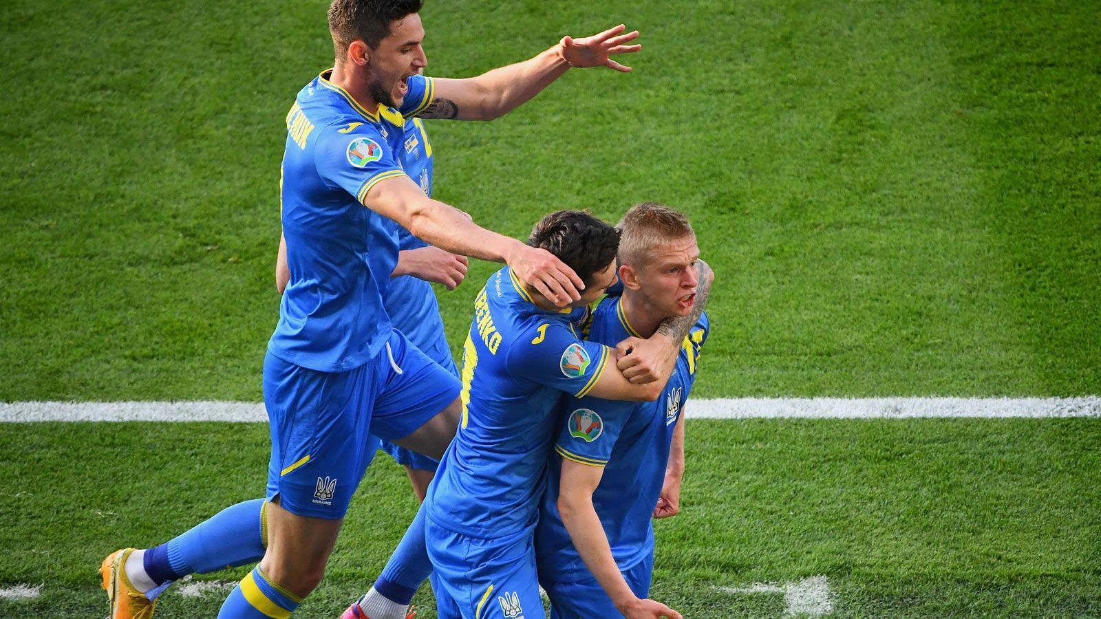 
                <strong>Platz 8: Ukraine (nach Vorrunde: nicht in den Top 10)</strong><br>
                Dem EM-Modus sei dank! Ein Sieg über Nordmazedonien in der Gruppe und das hart erarbeitete 2:1 nach Verlängerung im Achtelfinale über zehn Schweden genügten der Ukraine, um im Viertelfinale mitmischen zu können. Auf jeden Fall bestanden die Osteuropäer den Stresstest gegen die besonders defensiv starken Skandinavier. Nun wartet aber mit England am Samstag (ab 21 Uhr im Liveticker auf ran.de) in Rom eine ungleich schwierigere Aufgabe.
              