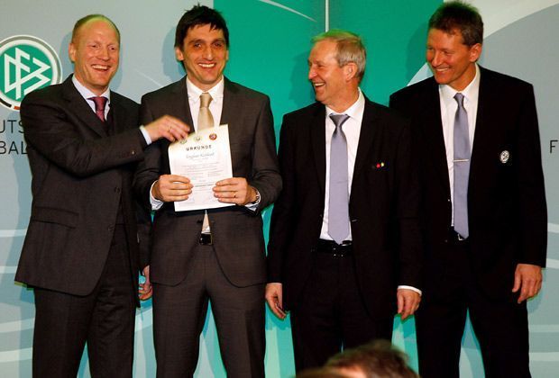 
                <strong>Pure Freude</strong><br>
                Im März 2011 erwirbt Korkut die DFB-Trainerlizenz an der Hennes-Weisweiler-Akademie in Köln. Überreicht wird das Zertifikat vom damaligen DFB-Sportdirektor Matthias Sammer (l.)
              
