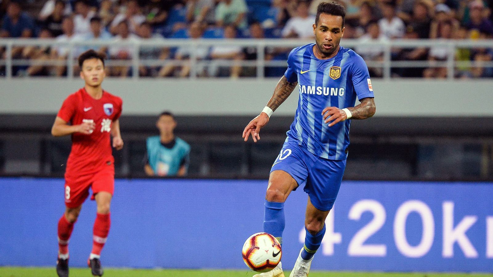 
                <strong>Alex Teixeira (Jiangsu Suning)</strong><br>
                Obwohl der ambitionierte Klub Jiangsu Suning in den letzten Jahren hunderte Millionen in den Kader investierte, sprang der erhoffte Meistertitel nie heraus. Alleine für den Brasilianer Alex Teixeira zahlten die Chinese im Februar 2016 kolportierte 50 Millionen Euro Ablöse - damals Rekord in der Super League und der Anfang des Transfer-Booms in Fernost. Obwohl der 29-Jährige, früher bei Schachtjor Donetsk, mit zehn Toren und vier Vorlagen eine hervorragende Saisonbilanz vorzuweisen hat, liegt sein Team derzeit wieder nur auf dem enttäuschenden siebten Platz.
              