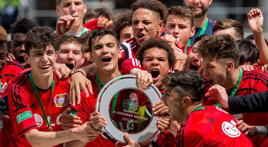 
                <strong>Platz 9: Bayer Leverkusen - 3 Punkte</strong><br>
                Nur ein Nachwuchsteam der "Werkself" schaffte es in den vergangenen fünf Jahren in die Endrunde um die Deutsche Meisterschaft. Dafür landete die U17 2016 gleich den großen Wurf und schnappte sich den Titel im Finale gegen Borussia Dortmund. Teil der Mannschaft war damals auch Kai Havertz (im Bild, vordere Reihe links). Er erhielt im gleichen Jahr die Fritz-Walter-Medaille in Silber, sein Vereinskollege aus der U19, Benjamin Henrichs, bekam die Nachwuchsauszeichnung in Gold.U19: keine Punkte + U17: Meister 2016 (3 Punkte) = 3 Gesamtpunkte
              