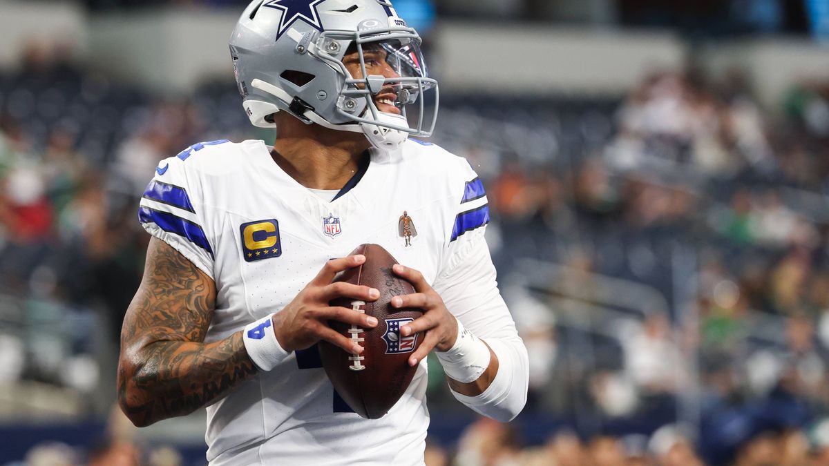 NFL, American Football Herren, USA Philadelphia Eagles at Dallas Cowboys Nov 23, 2025; Arlington, Texas, USA; Dallas Cowboys quarterback Dak Prescott (4) warms up before the game against the Philad...