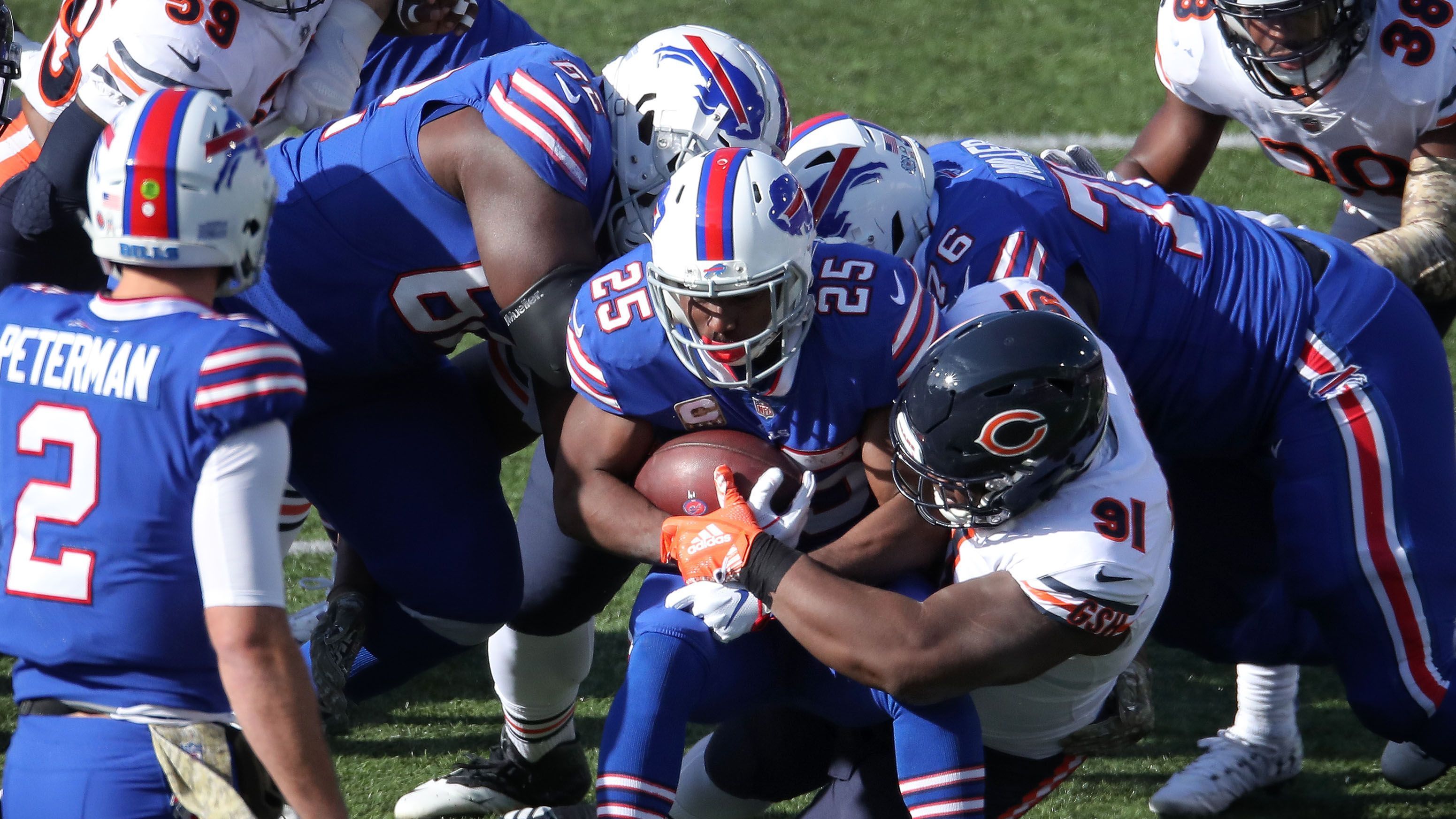 
                <strong>Gewinner: Defense der Chicago Bears</strong><br>
                Die Abwehr der Chicago Bears funktionierte beim 41:9-Sieg bei den Buffalo Bills auch ohne den verletzten Khalil Mack, einer der besten Pass Rusher der NFL. Seine Teamkollegen ließen nur einen Touchdown und ein Field Goal zu. Bills-Quarterback Nathan Petermann wurde vier Mal von den Bears-Verteidigern gesackt, sie erzwangen zudem drei Interceptions und einen Fumble. Dabei trugen sie zwei der Ballverluste für einen Touchdown in die Endzone.
              