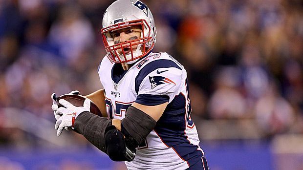 
                <strong>Gronkowski überragt alle Hall of Famer</strong><br>
                Rob Gronkowski ist schon in seiner sechsten NFL-Saison bereit für die Ruhmeshalle. Bei der 24:30-Niederlage seiner New England Patriots in der Overtime in Denver erspurtet der 26-Jährige seinen 63. Touchdown - so viele hat kein Hall of Famer unter den Tight Ends der Liga gesammelt. Der frühere Broncos- und Ravens-Star Shannon Sharpe beendete seine Karriere mit 62 Läufen in die Endzone.
              