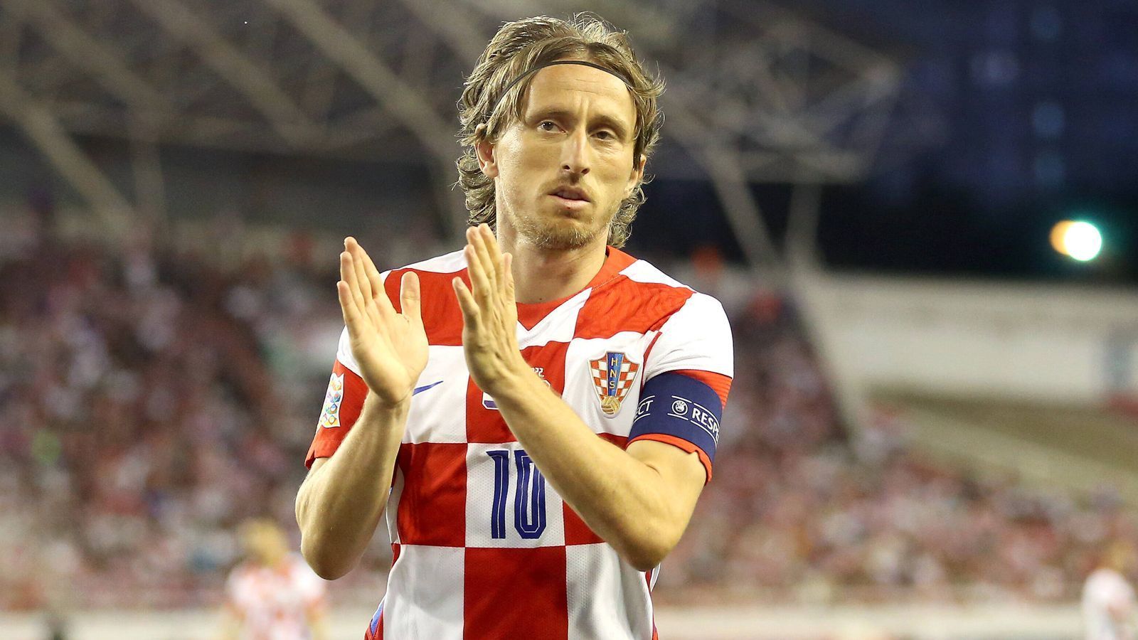 
                <strong>Luka Modric (Kroatien)</strong><br>
                Vor vier Jahren in Russland wurde Kroatien Vizeweltmeister, diesmal hofft die Mannschaft von Trainer Zlatko Dalic auf den ganz großen Wurf. Dreh- und Angelpunkt des kroatischen Teams ist auch mit 37 Jahren Luka Modric, der ebenfalls ziemlich sicher zum letzten Mal bei einer WM dabei sein wird. Seit der Europameisterschaft 2021 hat die Mannschaft nur ein einziges Spiel verloren. Die Kroaten und der Mittelfeldspieler von Real Madrid könnten in Katar wieder eine gute Rolle spielen.
              