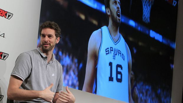 
                <strong>Spanien: Pau Gasol (Power Forward, San Antonio Spurs)</strong><br>
                Der große alte Mann des spanischen Basketballs. Wenn in Spanien über Basketball gesprochen wird, fällt vor allem ein Name: Gasol. Pau ist der ältere, der Wegbereiter für den kleinen Bruder Marc. In seiner ersten Station Memphis Grizzlies war der Power Forward bereits ein Star, mit seinem Wechsel zu den Los Angeles Lakers und Kobe Bryant setzte er sich als NBA-Champion 2009 und 2010 ein Denkmal. Nach zwei Jahren bei den Chicago Bulls wechselte Gasol zu den San Antonio Spurs, um sich den Traum einer erneuten Meisterschaft zu erfüllen.
              