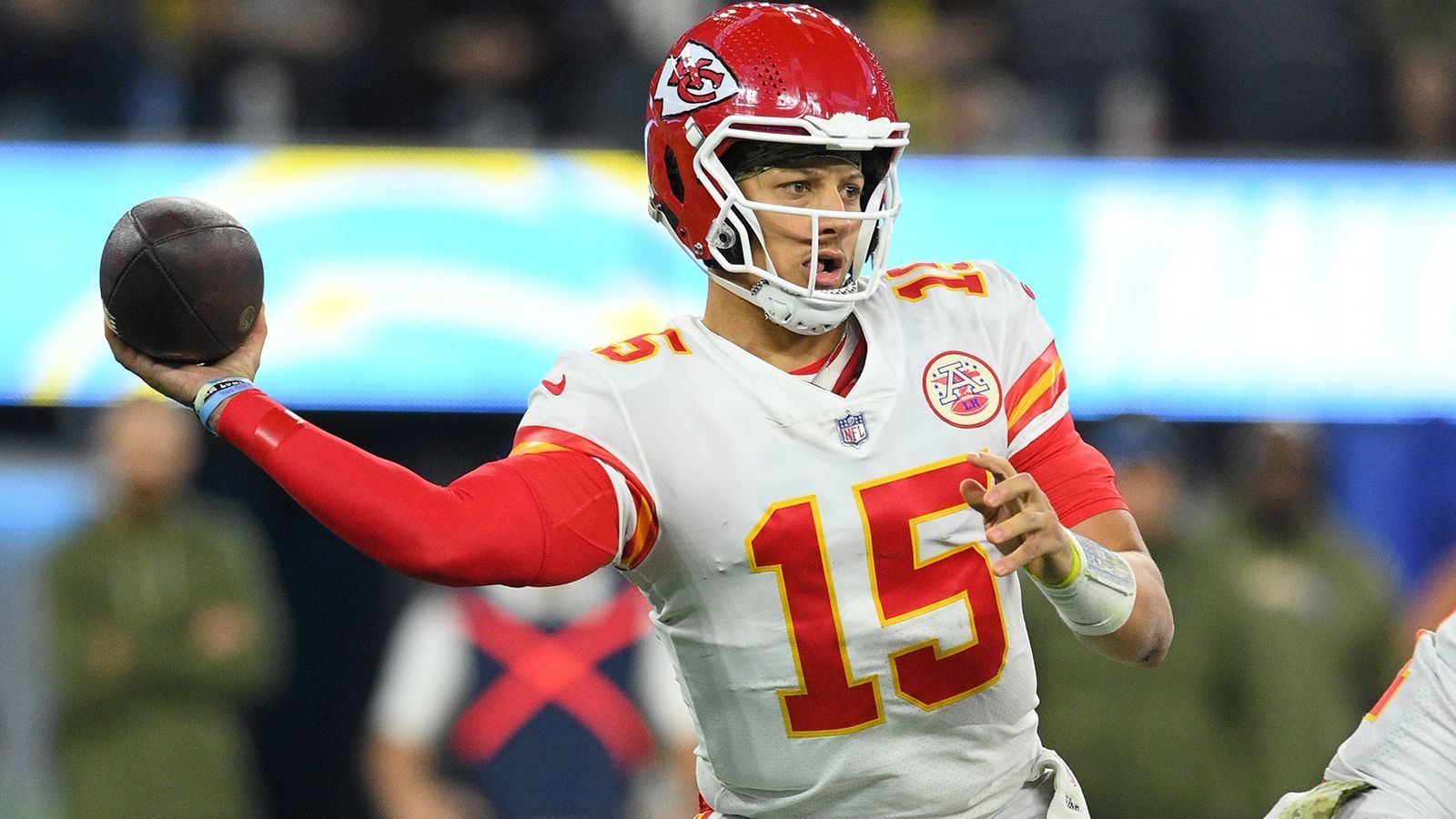 
                <strong>Die meisten Passing Yards</strong><br>
                &#x2022; Patrick Mahomes (Kansas City Chiefs) mit<strong> 5.250 </strong>Passing Yards -<br>&#x2022; Justin Herbert (Los Angeles Chargers) mit <strong></strong> Passing Yards -<br>&#x2022; Tom Brady (Tampa Bay Buccaneers) mit <strong></strong> Passing Yards<br>Die komplette Statistik im Datencenter »
              