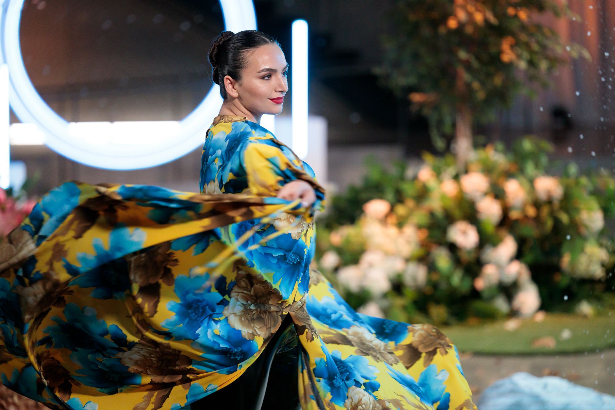 Jülide verwandelt sich auf dem Catwalk in einen Schmetterling