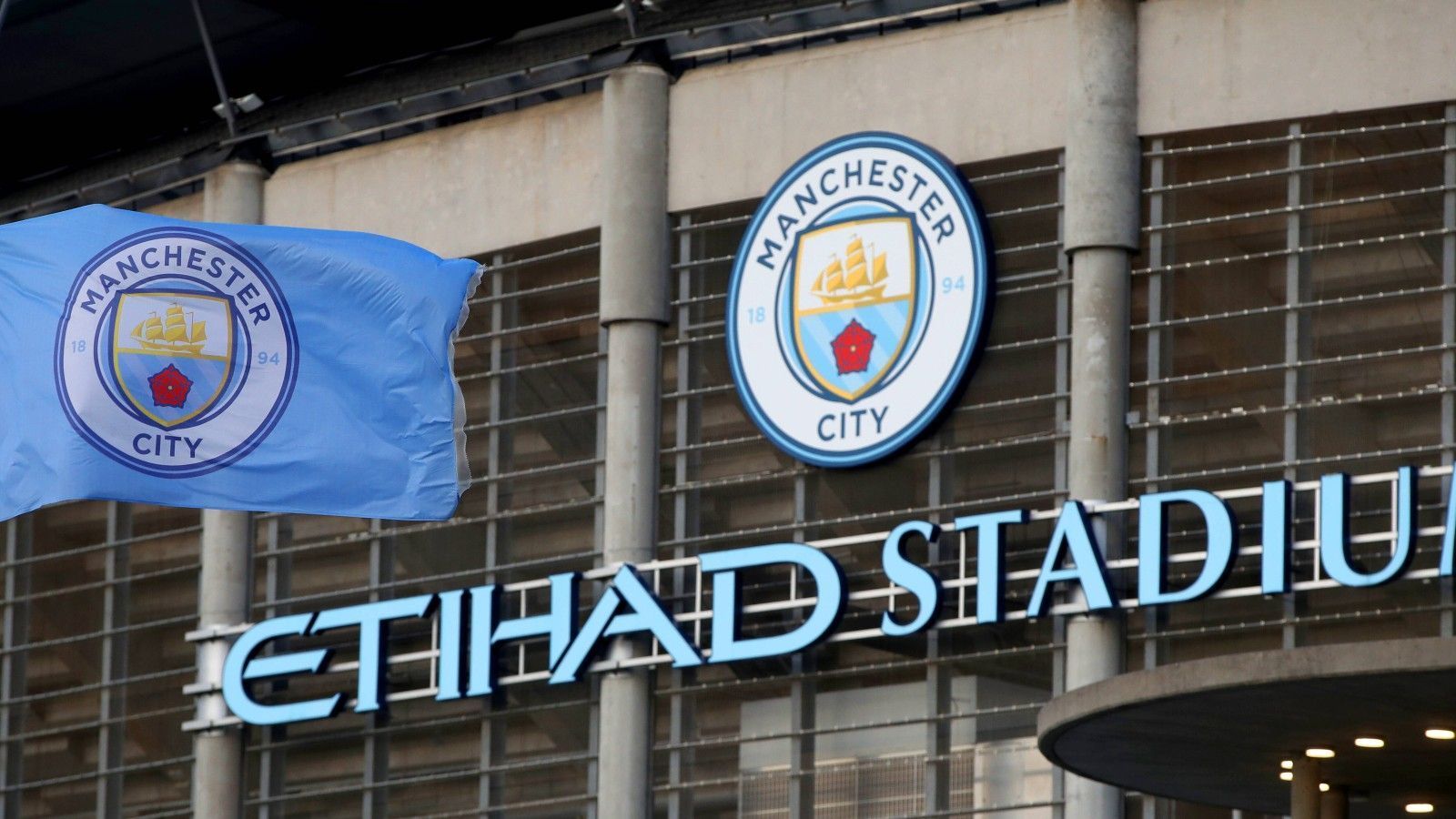 
                <strong>Manchester City</strong><br>
                Gegründet 1880 als West Gordon Saint Marks, 1894 umbenannt in Manchester City FC. Die Citizens gehören seit 2008 der City Football Group, an der zunächst zu 86,21 Prozent die Abu Dhabi United Group and Development (ADUG), also genau genommen das Königshaus des Emirates, sowie zu 13,79 Prozent die China Media Capital Football Holdings (CMC) beteiligt waren.
              