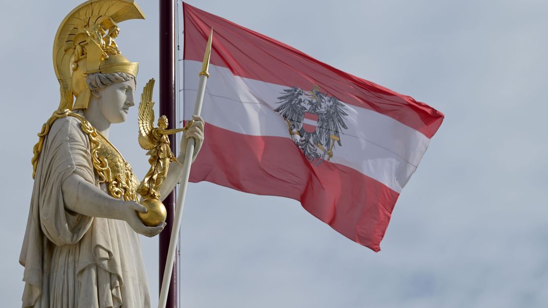 Die Statue der Pallas Athene vor dem Parlamentsgebäude auf der Wiener Ringstraße. Nach ersten Hochrechnungen der österreichischen Parlamentswahl liegt die rechtskonservative FPÖ vorn. 