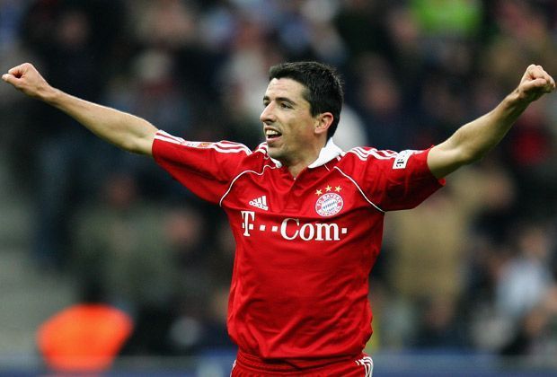 
                <strong>Roy Makaay</strong><br>
                Für geschätzte 19,75 Millionen kommt Makaay nach München und bleibt dem FCB vier Jahre treu, gewinnt unter anderem zwei Mal das Double. In 183 Einsätzen erzielt der Angreifer 103 Tore und bereitet weitere 36 vor. 2007 wechselt er zu Feyenoord Rotterdam.
              