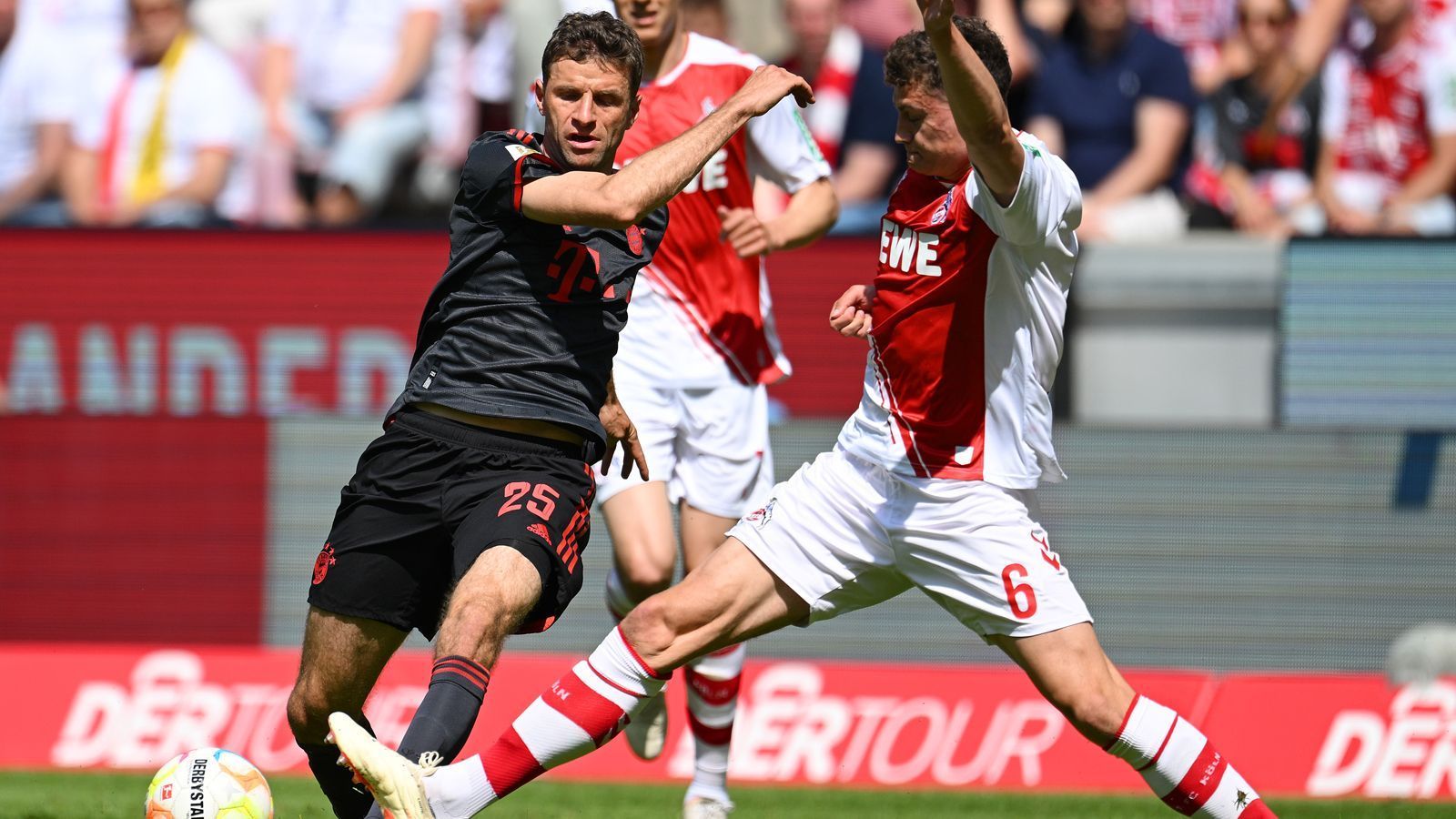 
                <strong>Thomas Müller </strong><br>
                Die Motivation pur! Müller kämpft und dirigiert in jeder Minute, ist fast schon ein bisschen übermotiviert, leistet sich dadurch gleich am Anfang kleinere Ungenauigkeiten, ist ansonsten aber gefühlt überall auf dem Feld aktiv, trifft in der 19. Minute per Kopf den Pfosten. Nach 61 Minuten wird er für Cancelo ausgewechselt. ran-Note: 3
              