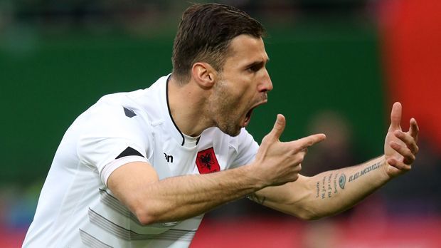 
                <strong>Albanien - Lorik Cana</strong><br>
                Albanien - Lorik Cana: Beim EM-Neuling ist der 32 Jahre alte Abwehrchef zugleich noch der verlängerte Arm des italienischen Nationaltrainers Giovanni De Biasi. Cana spielt derzeit in Frankreich beim FC Nantes. Sein Länderspieldebüt feierte er 2003 unter einem Deutschen. Hans-Peter Briegel setzte den Innenverteidiger mit 19 Jahren 10 Monaten und 15 Tage erstmals in einem Länderspiel ein.
              