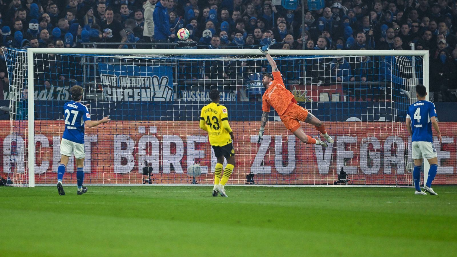 
                <strong>Einzelkritik zum Revierderby: Unterhaltsames Remis zwischen S04 und BVB</strong><br>
                Ein intensives, ein unterhaltsames und umkämpftes Derby zwischen Schalke 04 und Borussia Dortmund endet 2:2. ran bewertet die Spieler beider Mannschaften.
              